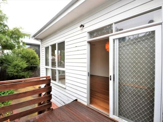 Charming 3-Bedroom Home in the Heart of South Melbourne - Photo 1