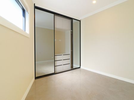 Modern Residence moments to waters edge - Photo 3