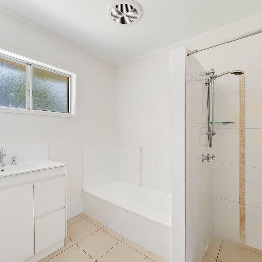 Low Set Brick Home in Arana Hills - Ideal Location! - Photo 1