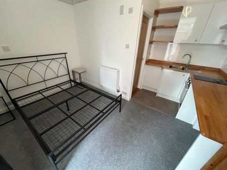Flat For Rent Waverley Road, Southsea - Photo 2