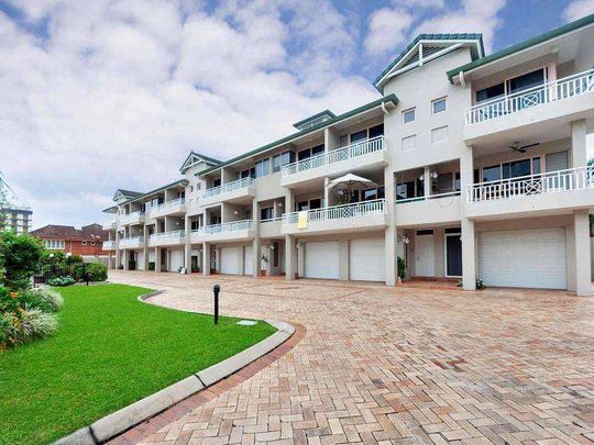 Three Levels Three Bedrooms Three Bathrooms - Esplanade Apartment - Photo 1