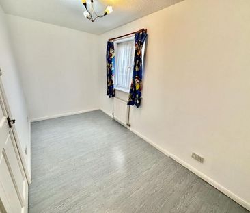 St. Annes Terrace, Hainault, IG6 - Photo 3