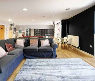 Classic En-suite in a 5-bed flat - Photo 2