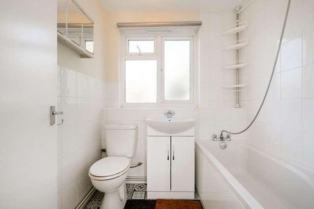 Brading Crescent, Wanstead, E11 - Photo 5