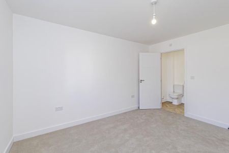 4 bedroom semi-detached house to rent - Photo 3