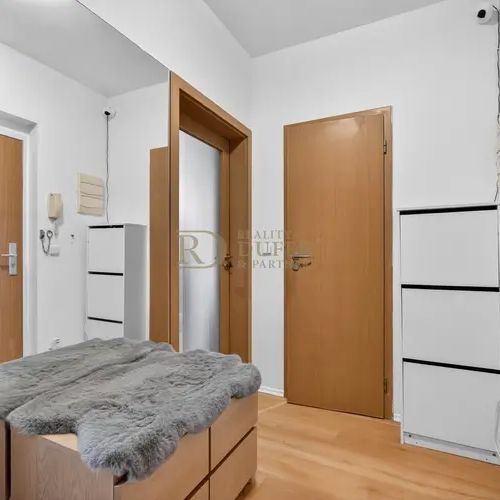 Pronájem bytu 2+kk s balkonem, garáží a prostorným sklepem 22,6 m - Photo 1