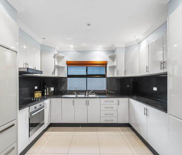 4 Bedroom Duplex with Park View!! - Photo 5