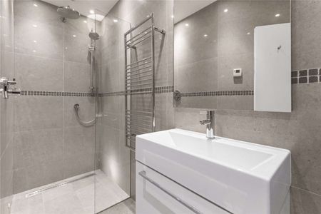 A very spacious two bedroom coach house, tucked away on one of Clapham's most premier roads. - Photo 3