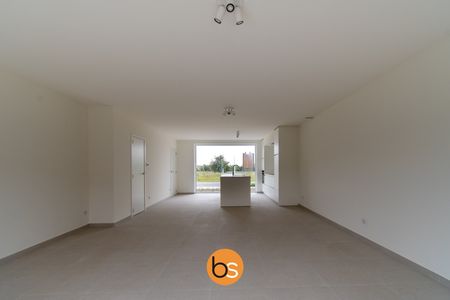 Ruime, lichtrijke rijwoning in een rustige nieuwbouwverkaveling - Photo 2