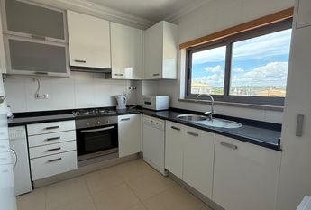 Apartamento T2 bem localizado em condomínio com piscina e garagem privada.