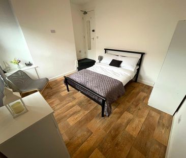 1 bedroom in a house share to rent - Photo 3