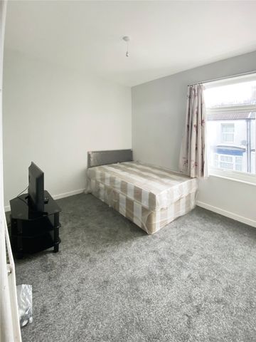 3 Bedroom Terraced - Photo 4