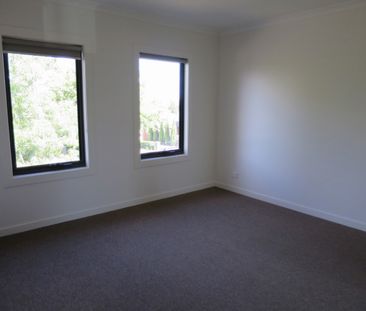 35 Swanson Crescent, Chadstone VIC 3148 - Townhouse For Rent | Domain - Photo 2