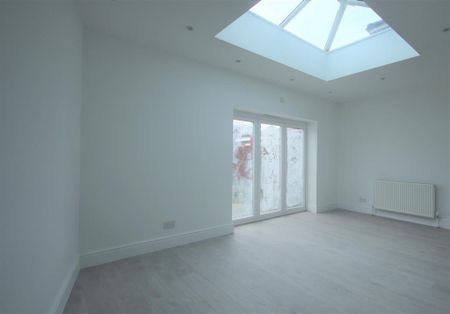 5 bedroom semi-detached house to rent - Photo 4