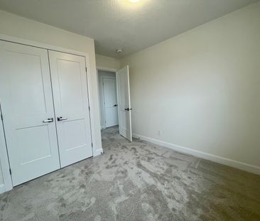 404 Buckthorn Dr, Kingston, ON K7P 0V6 - Photo 4