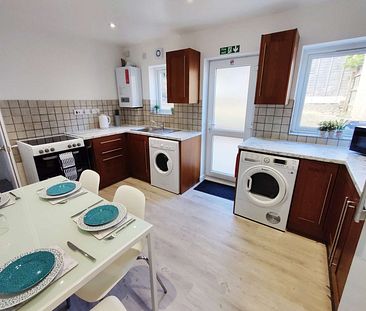 Newly Refurbished! Modern Rooms...🌟 Room 1 - Photo 1