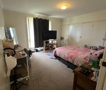Tidy Two Bedroom Unit - Photo 2