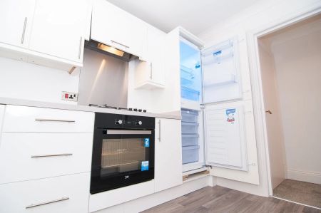 2 bed flat to rent in Forest Road, Poole, BH13 - Photo 2