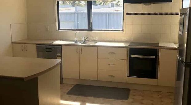 East Tamaki 3BR Gem w/Parking! - Photo 1