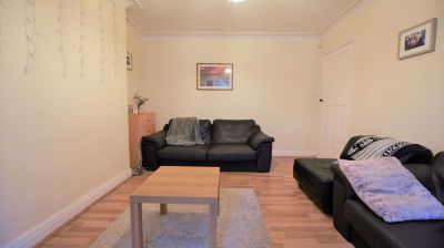 3 bedroom House in Buckingham Avenue, Leeds - Photo 4