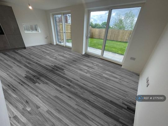 4 bedroom semi-detached house to rent - Photo 1