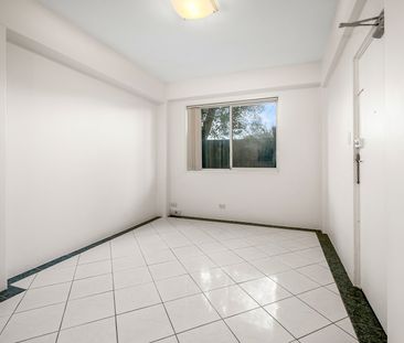 BEAUTIFUL 2 BEDROOM 1 BATHROOM UNIT WITH CAR SPACE - Photo 3