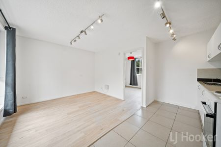 Spacious One Bedroom Unit - Photo 4