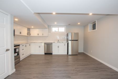 **STUNNING** 2 Bedroom Unit in Welland!! - Photo 2