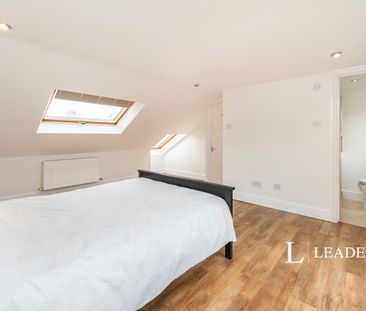 3 bedroom mid-terrace to rent Oval Road - Photo 3