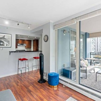 Stunning 2 Bed 1 Bath + Den Downtown - Photo 1