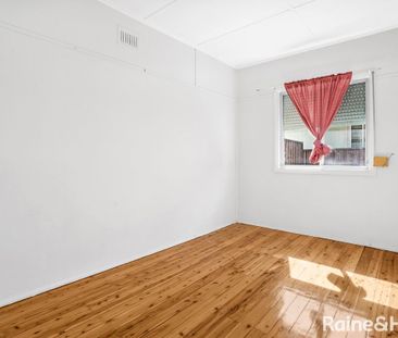 Well Presented & Centrally Located - Photo 2