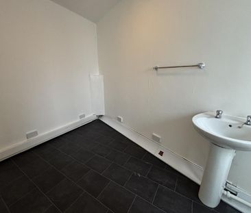 4 bedroom semi-detached house to rent - Photo 6