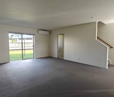 Spacious Family Townhouse in the Heart of Ranui - Photo 4