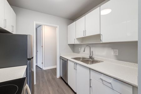 2105 90 Ave SW, Calgary - Photo 2