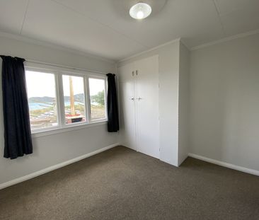 Beach front living in Moa Point - Photo 3