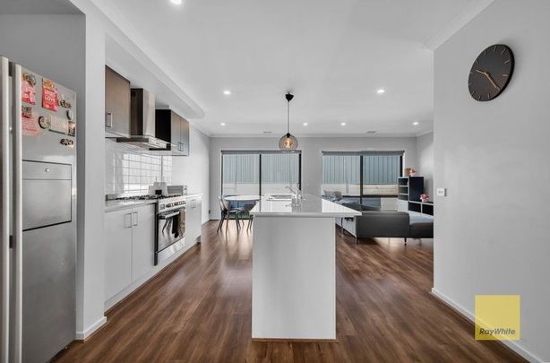 Spacious 3-Bedroom Home with 2 Bathrooms & Double Garage - Photo 1