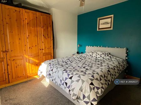 3 bedroom semi-detached house to rent - Photo 4