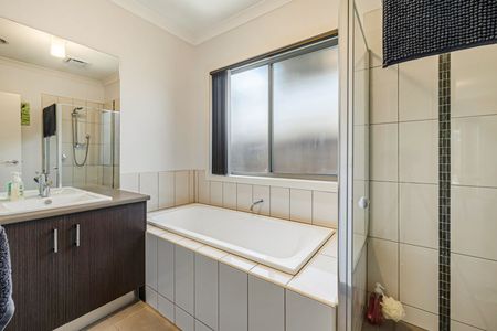 4 BEDROOM FAMILY HOME! - Photo 5