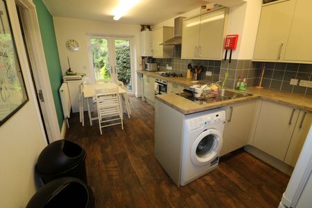 OX Living is proud to present this high-quality 6-bedroom co-living property, perfect for working professionals looking for stylish, stress-free living. - Photo 3