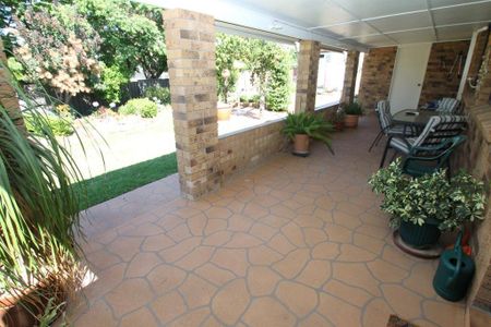 IMMUCULATE & SPACIOUS BRICK HOME - Photo 3