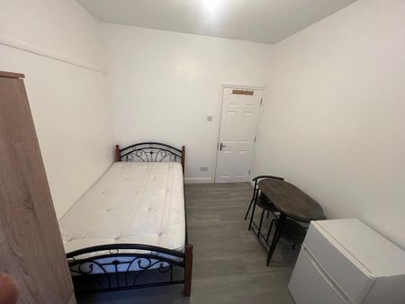 1 bedroom in a house share to rent - Photo 3