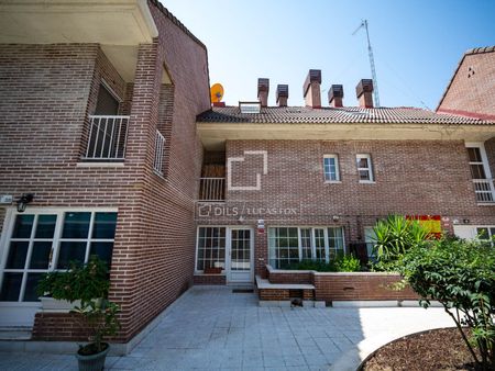 Magnificent Townhouse with a Private Garden in an Exclusive Gated Community in El Soto de La Moraleja - Photo 5