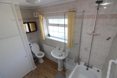 3 bedroom detached house to rent - Photo 2