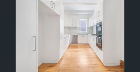 Elegant two-storey family residence boasting a luxurious pool in the heart of Waverton - Photo 5