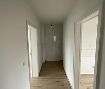 3-Zi.-Wohnung im 4. Obergeschoss mit Aufzug, Balkon und Badewanne i... - Foto 2