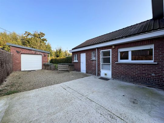 Prima gelegen ruime driegevel woning met garage en tuintje. - Photo 1