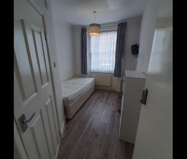 Room in a Shared House, Pimlico/Victoria, SW1V - Photo 3