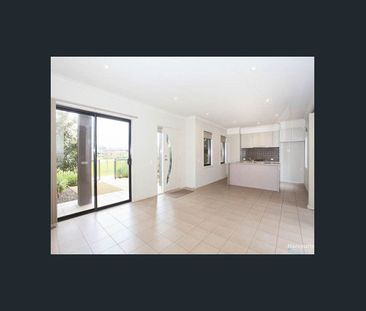 Stylish Street Frontage Townhouse! - Photo 2