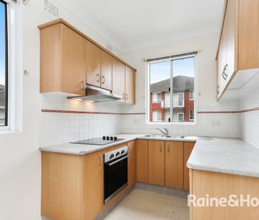 BRIGHT & CHARMING UNIT - GREAT LOCATION! - Photo 2