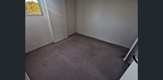 FULL TILED LIVING AREA CLOSE TO PUBLIC TRANSPORT - Photo 2